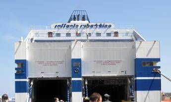 Napoli, incendio su traghetto con 155 passeggeri: fiamme domate