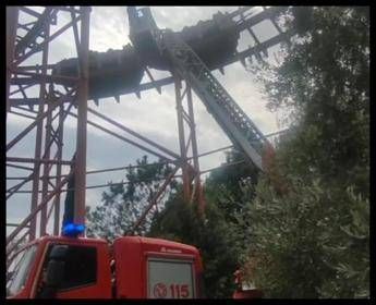 Paura a Cinecittà World, guasto alle montagne russe: bloccati in cima per ore