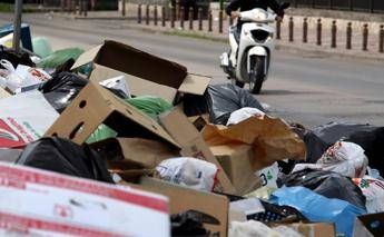 Per chi getta rifiuti dall’auto rischio arresto e multe fino a 18.000 euro: le nuove norme