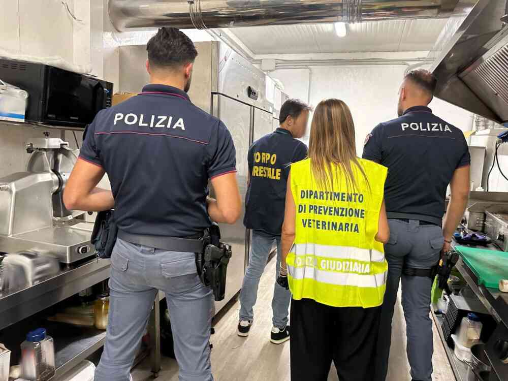 Sequestrati 63 kg di alimenti in un lido del Catanese: sanzionato e denunciato il titolare