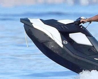 Ragazzino di 13 anni guida moto d’acqua, multa di 3.600 euro