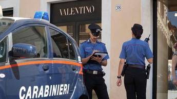 Roma, furto nella boutique Valentino in pieno centro: rubate 30 borse