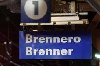 Scontro tra treno merci e regionale su linea Brennero: tre feriti lievi e circolazione bloccata