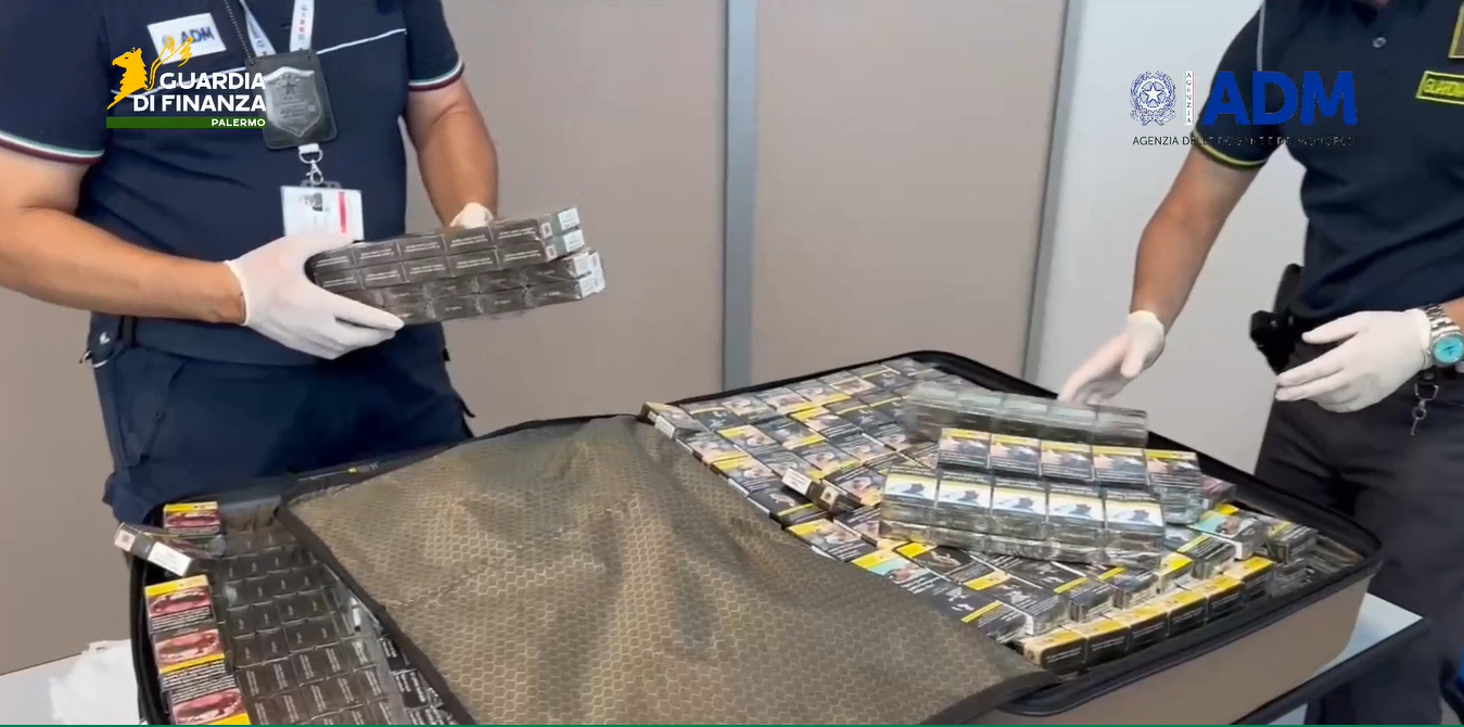 All’aeroporto di Palermo con 64 chili di sigarette di contrabbando in valigia, 2 arresti