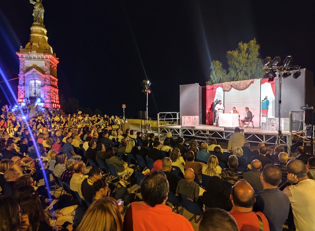 Caltanissetta. “Cabaret… please”: successo travolgente sul piazzale del Redentore, tra risate, partecipazione e magia scenica