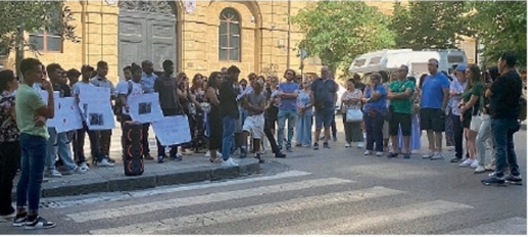 Caltanissetta, protesta delle comunità per minori stranieri: “A rischio lavoro e futuro dei ragazzi”