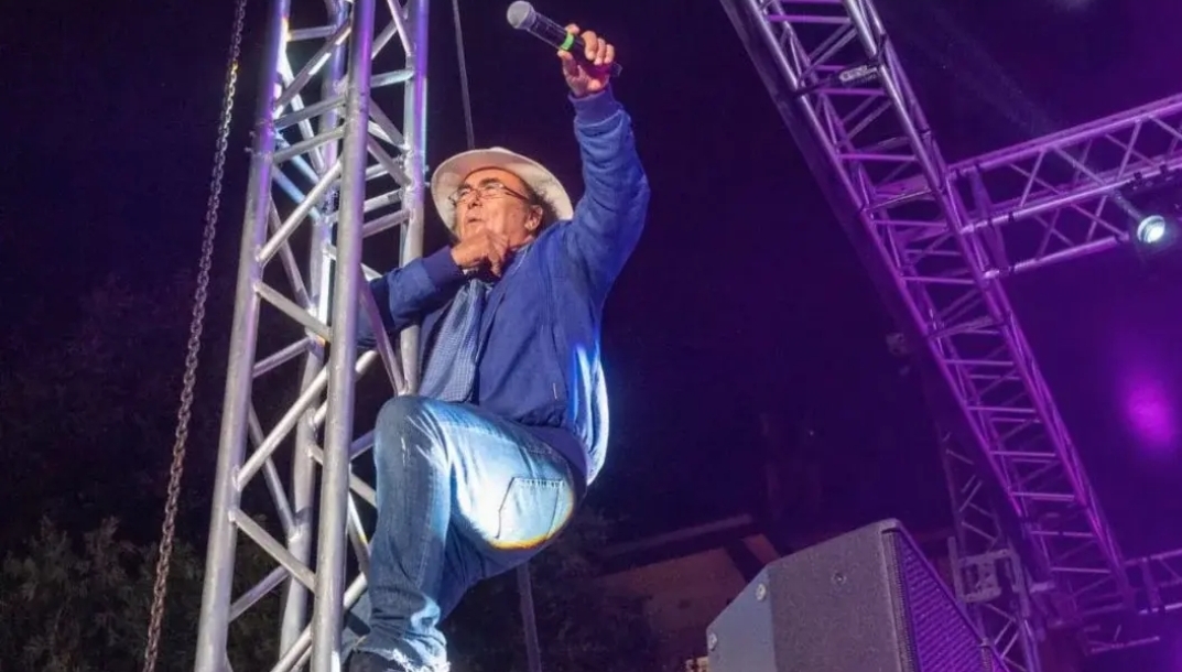 Serradifalco: Al Bano versione Spiderman, a 82 anni si arrampica sul palco. Diventa virale sui social