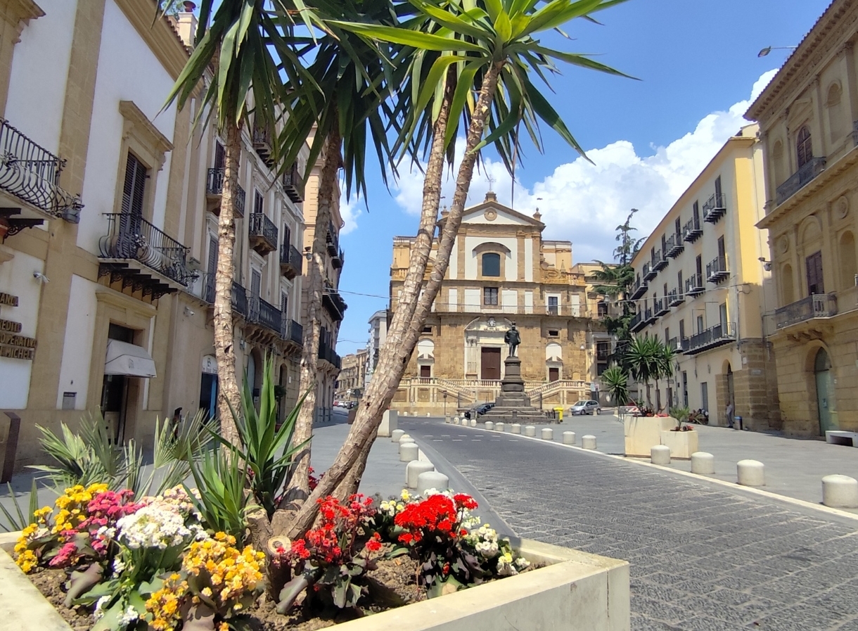 Una cartolina da Caltanissetta nel giorno di Ferragosto: silenziosa ma non deserta, forse più bella