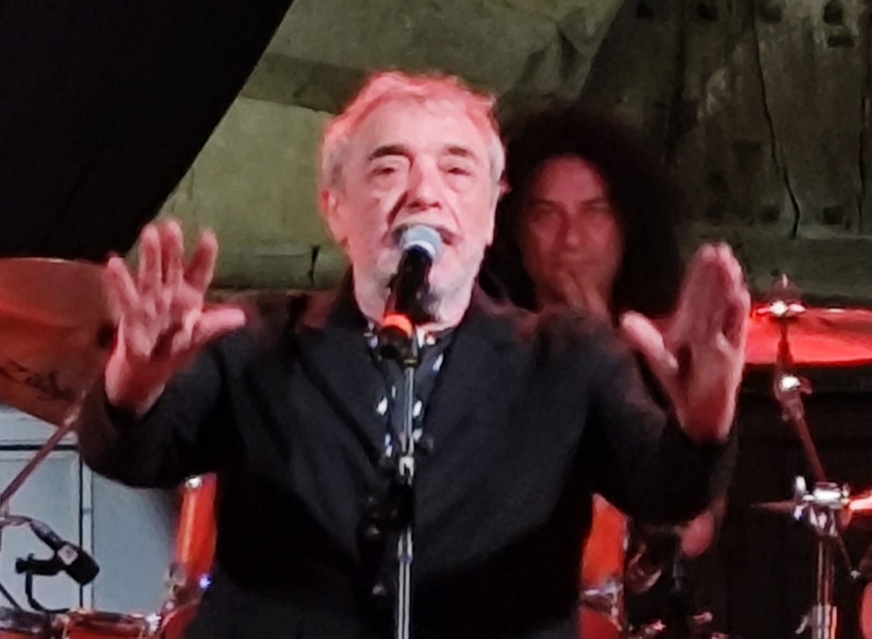 Leonforte, Ferragosto in musica con Nino Frassica: risate, piazza gremita e tradizioni alla vigilia della Madonna del Carmelo