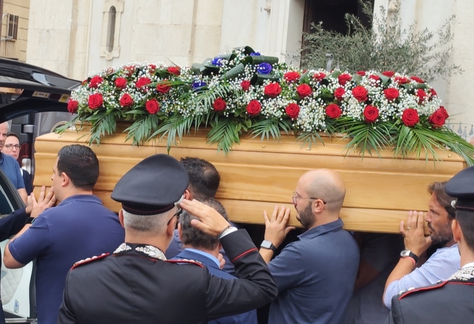 Caltanissetta, folla commossa in Cattedrale per l’ultimo saluto a Mario Sicilia, un “piccolo” grande Carabiniere dal cuore gigante