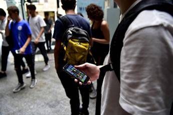 Scuola, divieto cellulari in classe: il 76% degli italiani è d’accordo
