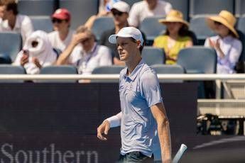 Sinner, che noia a Cincinnati: “Non c’è molto da fare”. E va a giocare a golf