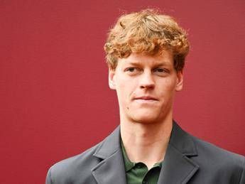 Sinner numero 1 anche a ping pong: a New York il match tutto da ridere con Osaka