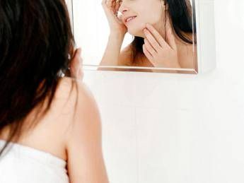 Sos ‘acne shaming’, 2 persone su 5 bullizzate per l’aspetto della pelle