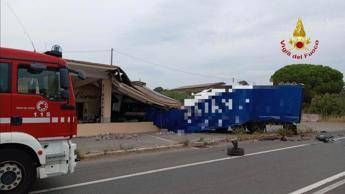 Tir sfonda un caseificio dopo lo scontro con un’auto: un morto e due feriti a Capalbio