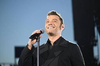 Tiziano Ferro torna dopo il reset social e firma con Sugar: “Si parte”