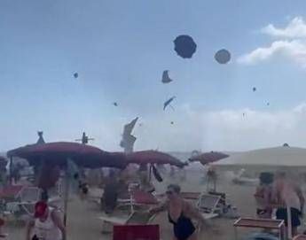 Tromba d’aria a Maccarese, il testimone: “Panico e ombrelloni scaraventati in cielo”