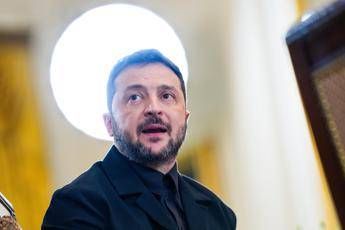 Ucraina, Zelensky: “Ora azioni concrete per fermare Putin”. Ue minaccia sanzioni a Russia