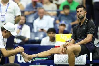Us Open, Djokovic batte Tien dopo intervento del medico in campo. Cos’è successo