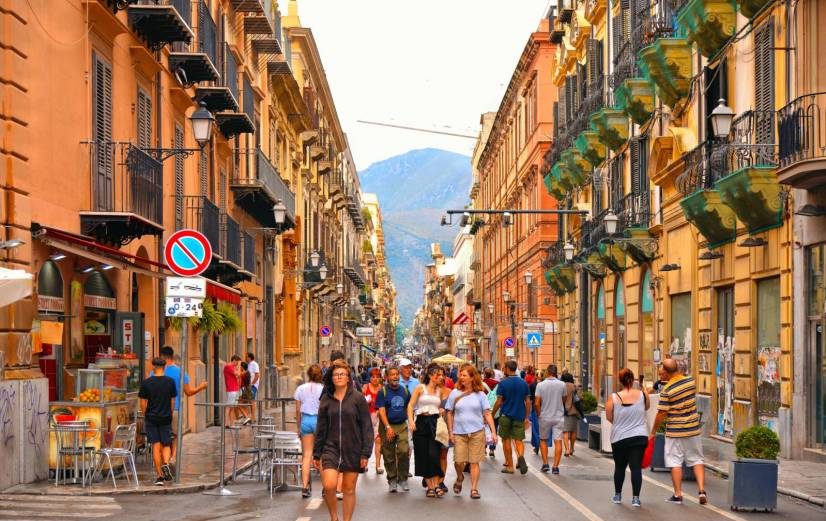 Rissa in via Maqueda, giovani si affrontano con coltelli e bottiglie