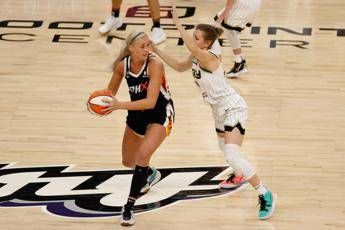 WNBA, problema… sex toys: “Smettetela di lanciarli in campo”