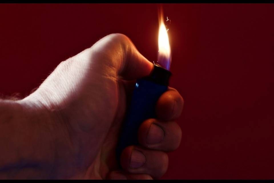 Appicca il fuoco alla casa della cugina, denunciato