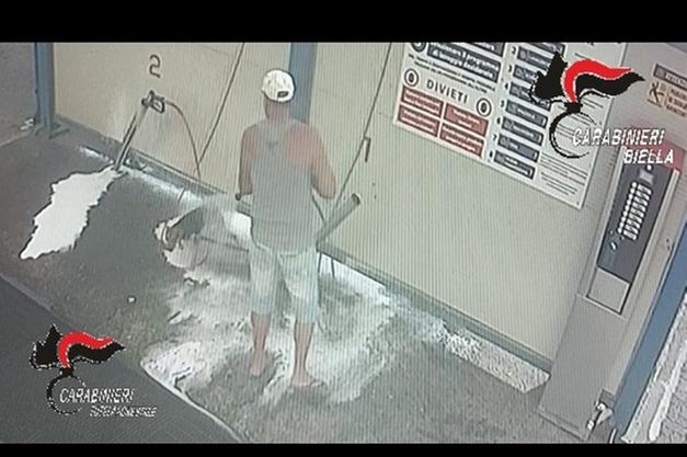 Lava cane all’autolavaggio: denunciato dai Carabinieri per maltrattamento di animali