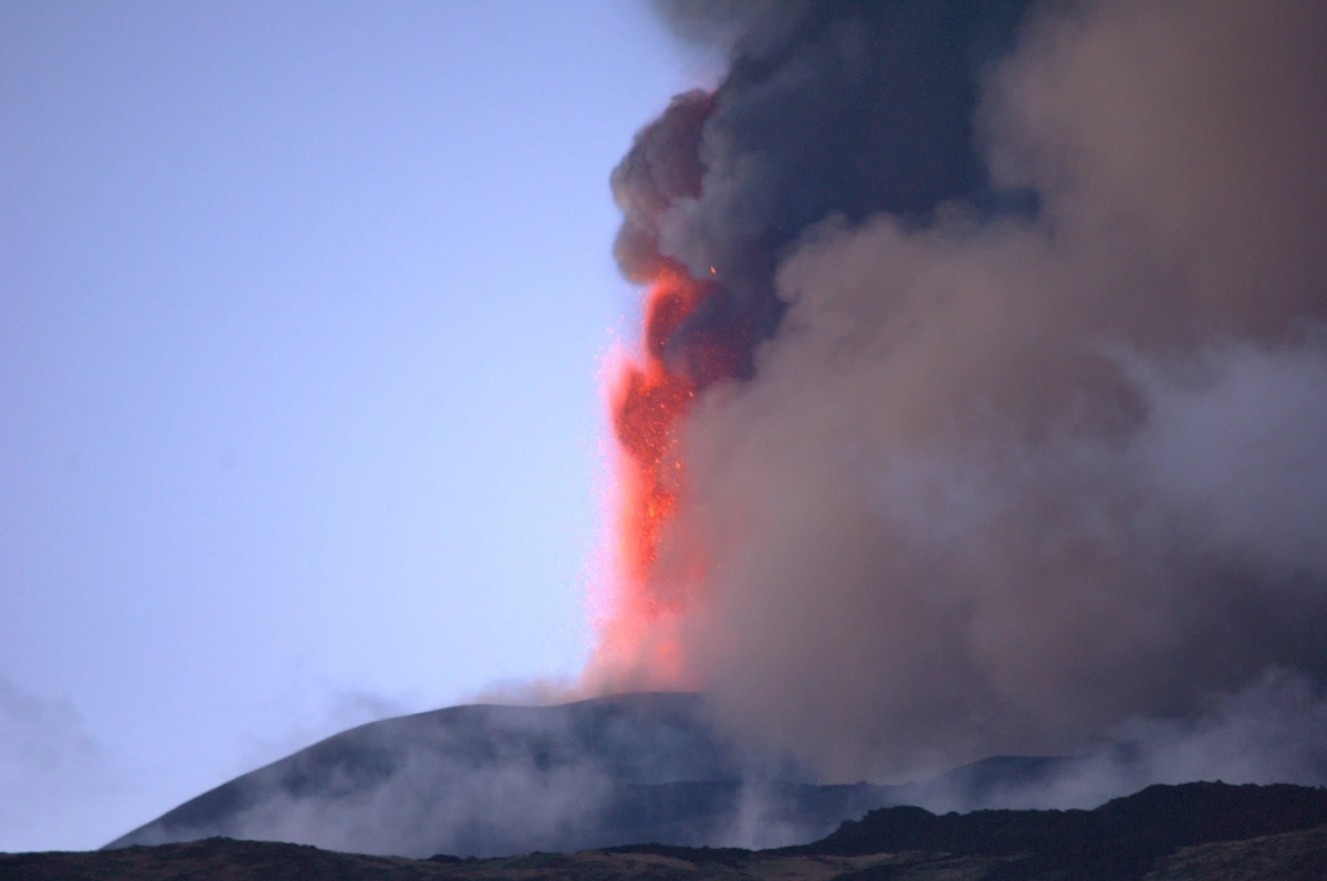 Sull’Etna rimane attivo il flusso lavico con esplosioni e cenere