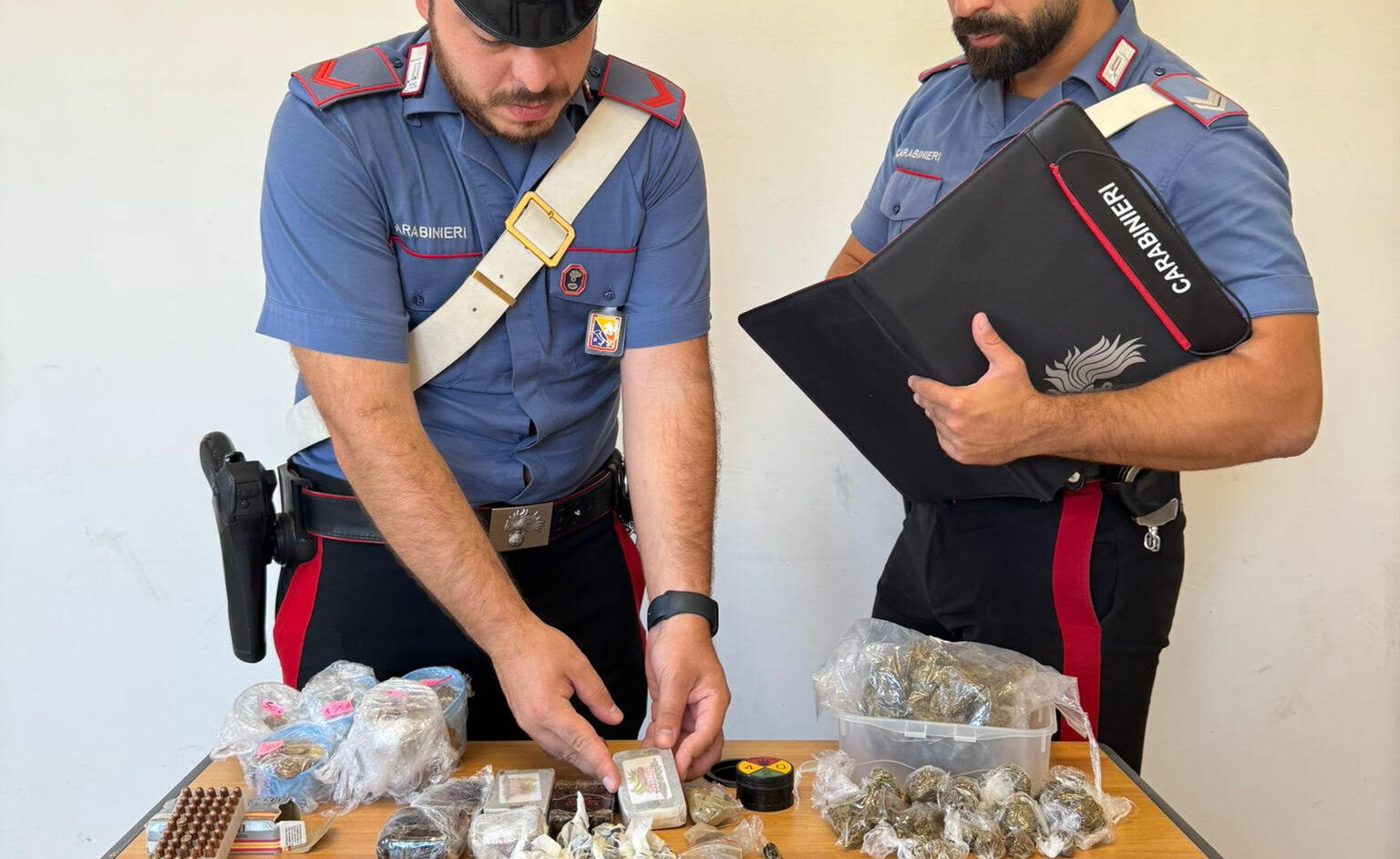 Aggredisce la compagna e tiene in casa armi e stupefacenti, arrestato 23enne a Sommatino