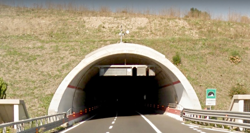 Autovettura prende fuoco in galleria sulla Siracusa – Catania: traffico in tilt