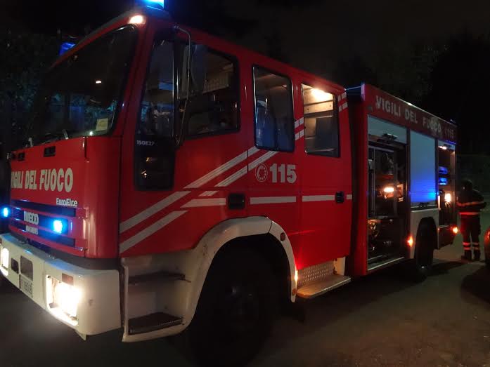 Caltanissetta. Intervento notturno dei Vigili del Fuoco per spegnere incendio in un panificio a Santa Lucia