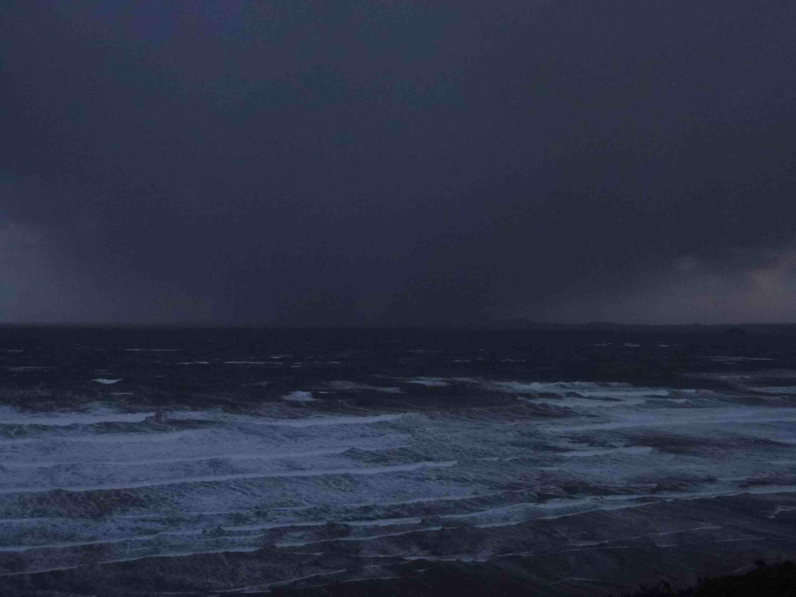 A San Leone tre ragazzi salvati grazie al coraggio e al cuore di una coppia che, sfidando il mare agitato, è riuscita a portarli a riva