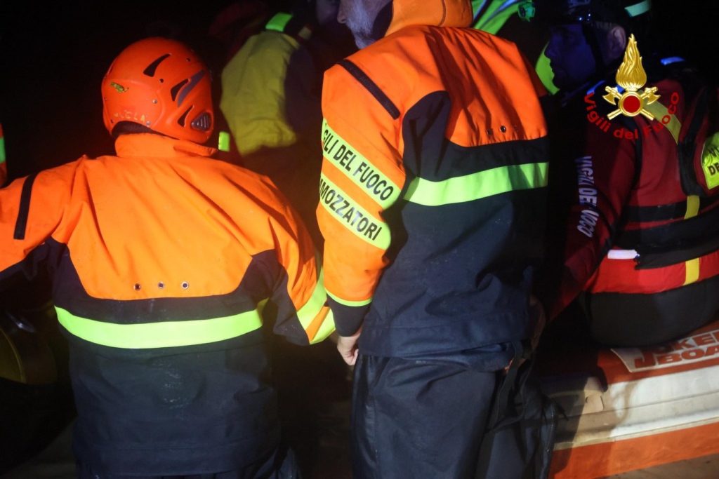 Auto nel torrente: trovato il cellulare dello scomparso