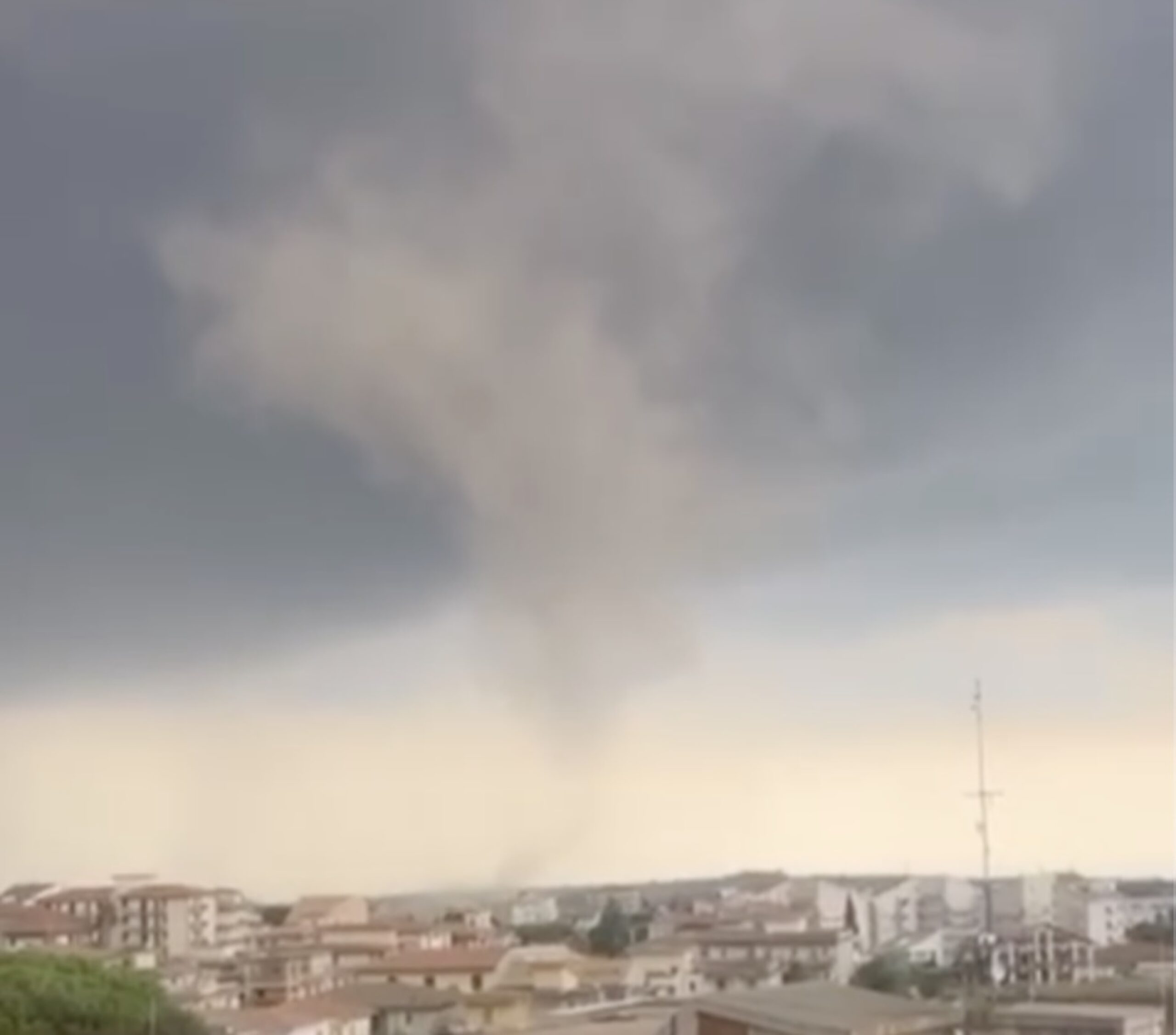 Nel Ragusano tromba d’aria: caduti alcuni alberi e scoperchiati alcuni tetti; nessun danno a persone