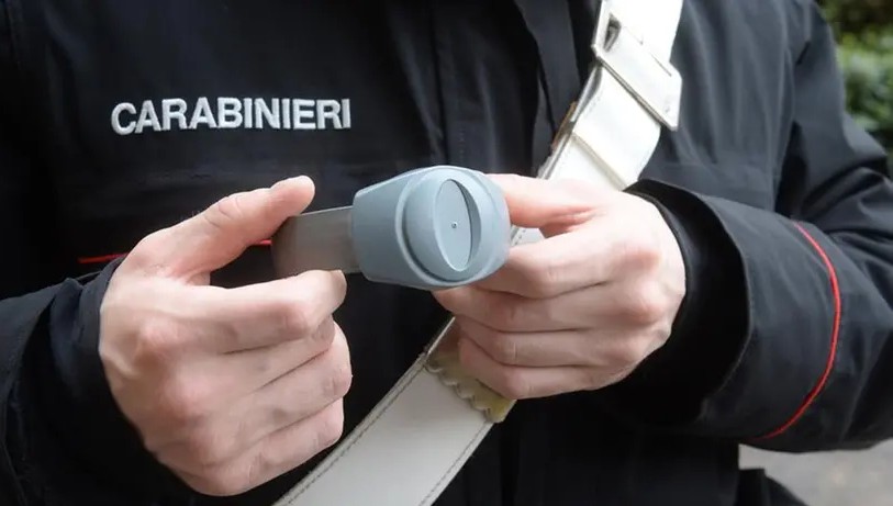 Rompe il braccialetto elettronico perché voleva andare in carcere: arrestato dai Carabinieri