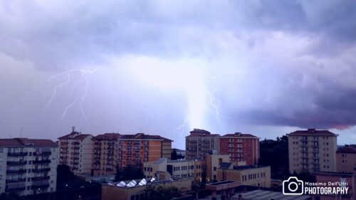 Fulmini nel cielo di Caltanissetta, lo scatto di Massimo Dell’Utri che ha affascinato il web