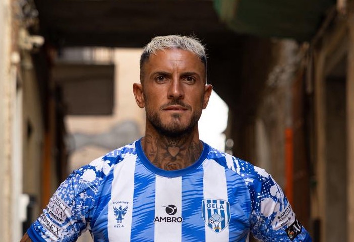 Serie D. A Gela i tifosi sognano: vittoria 0-2 con il Messina (doppietta di Sarao) e primo posto in classifica