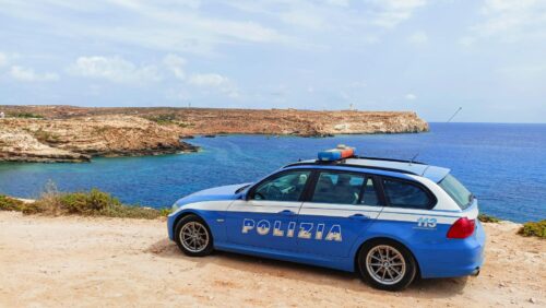 A San Leone due poliziotti fuori servizio salvano un giovane in balia del mare