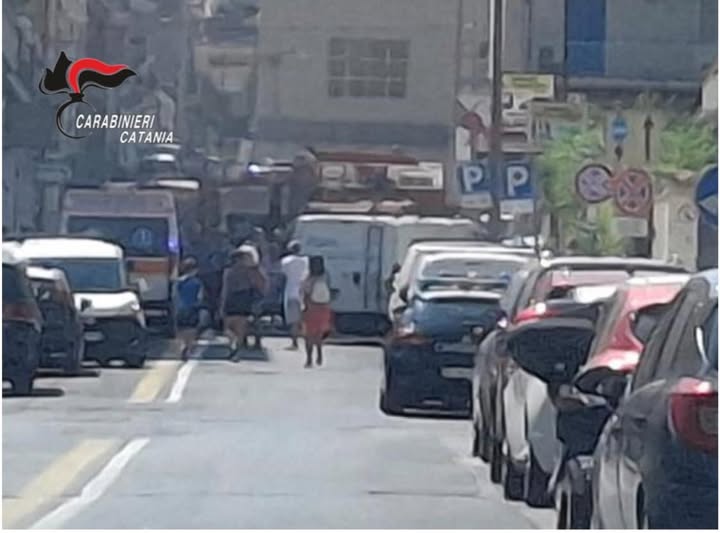 Incendio in un garage di una palazzina a Catania, Carabinieri salvano due anziane disabili