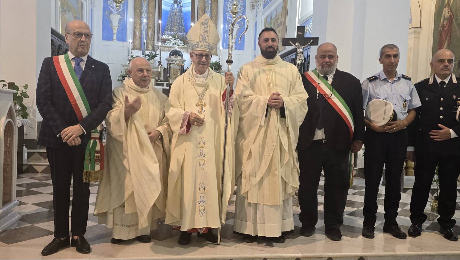 Vallelunga. All’insediamento di don Vincenzo Sciacchitano presente anche il sindaco di Marianopoli, paese della madre