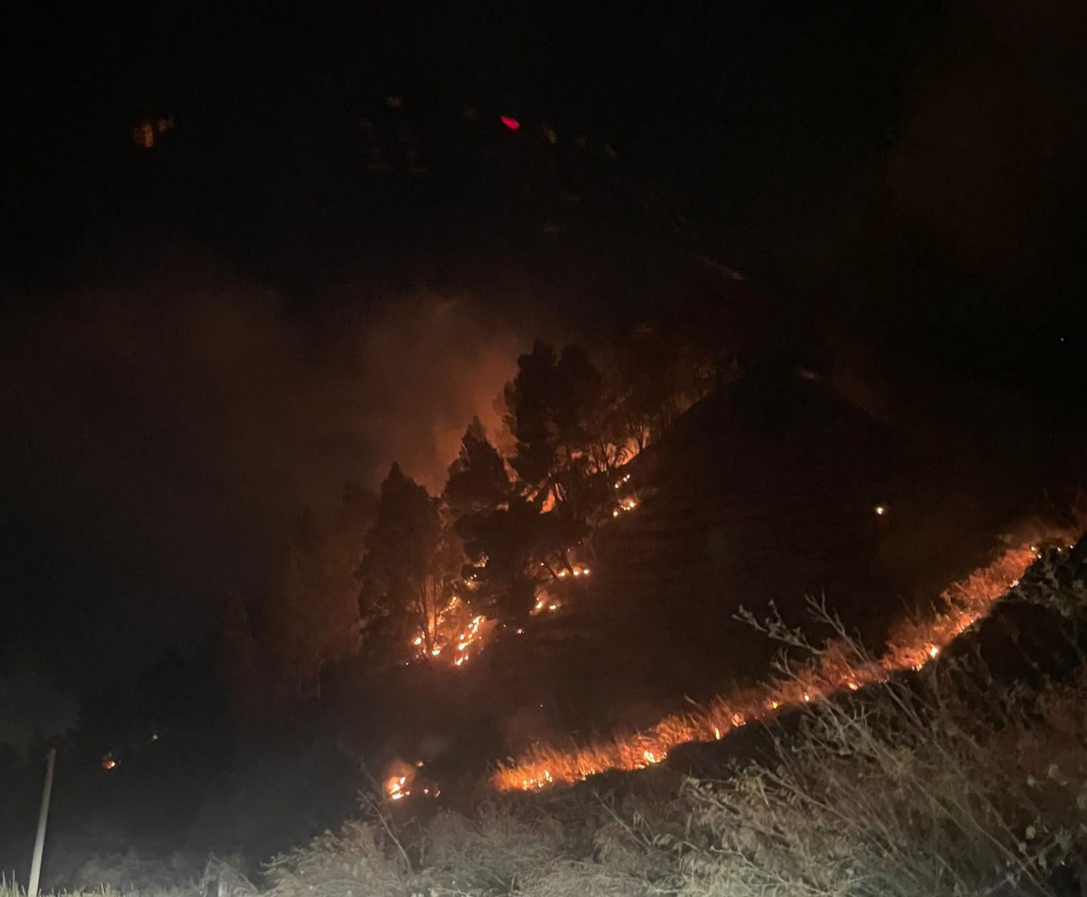 Montedoro. Vasto incendio ha devastato il Calvario. Il sindaco:  “Episodio gravissimo