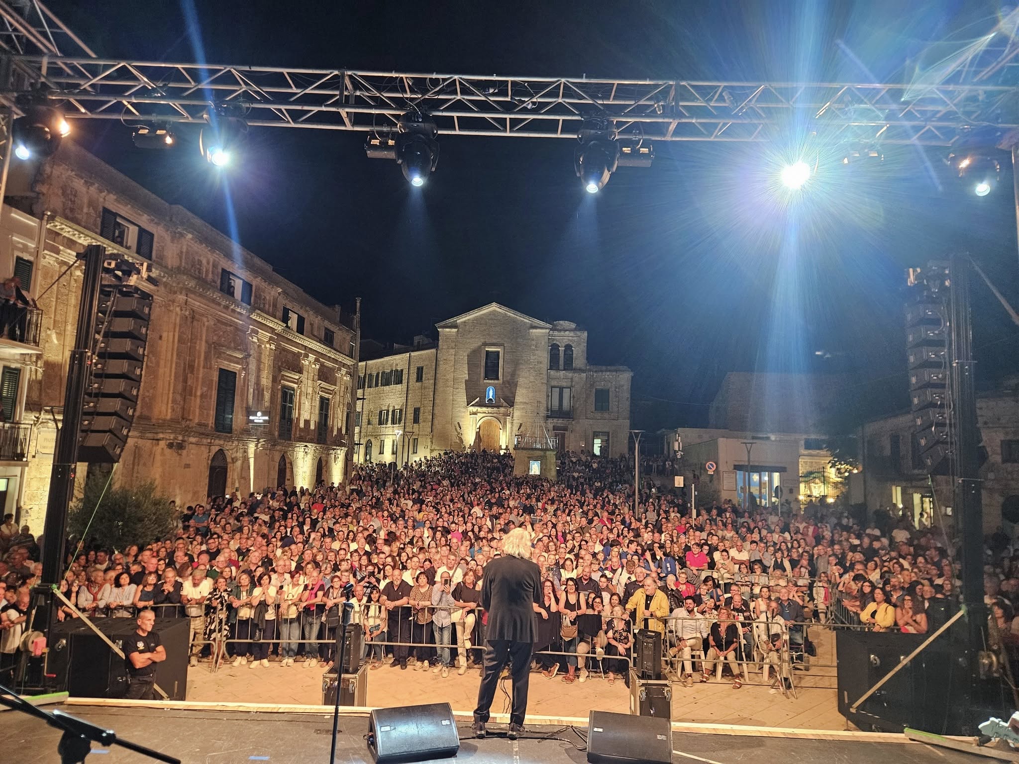 Mussomeli, Riccardo Fogli in concerto ostacolato dalla pioggia e interrotto. Delusione fra il pubblico e gli organizzatori