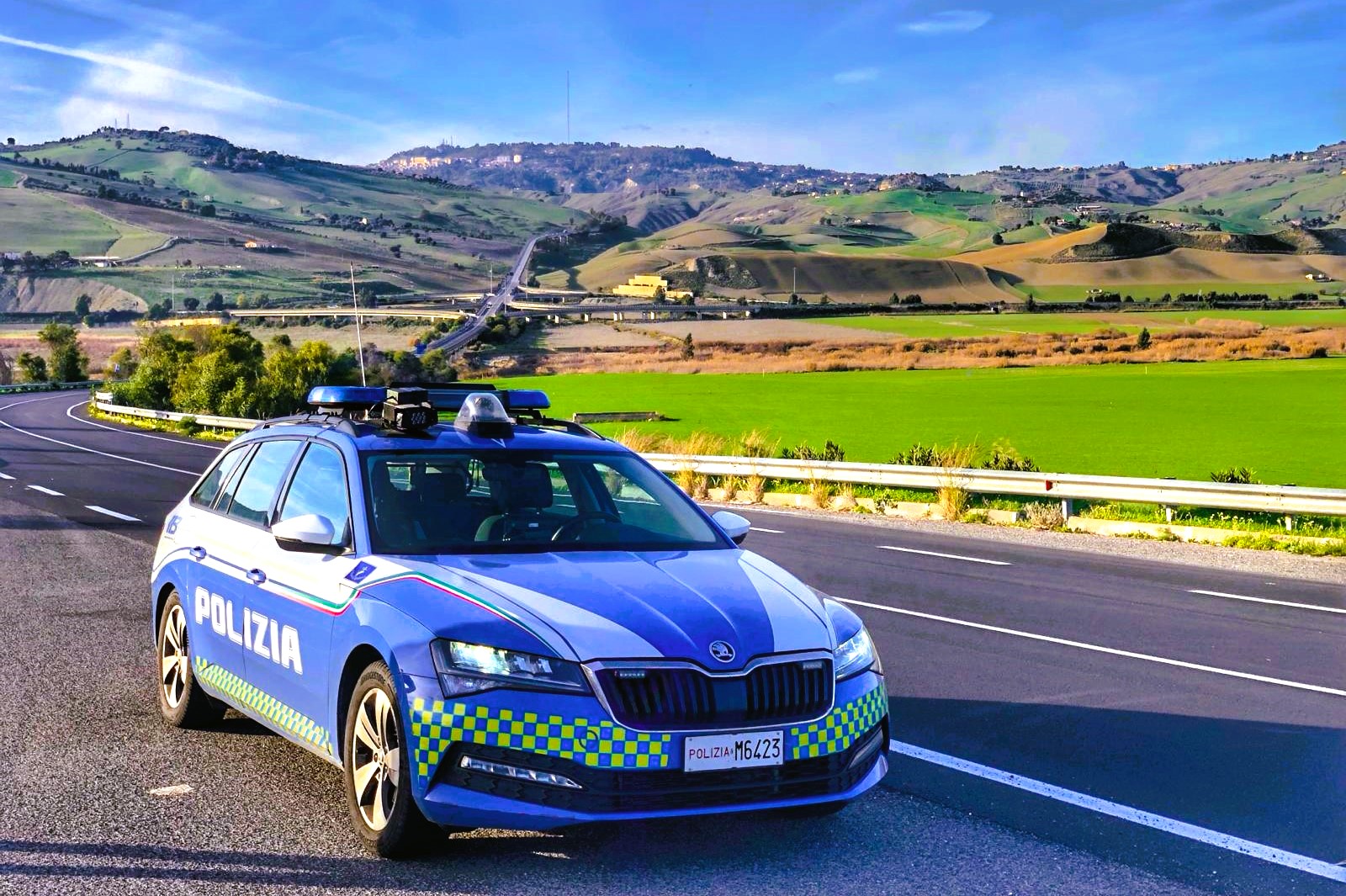 Donna si smarrisce con l’auto sulla SS640, Agenti della Polizia di Caltanissetta la aiutano a ritrovare la strada: “Grazie per il lavoro svolto con dedizione e impegno”