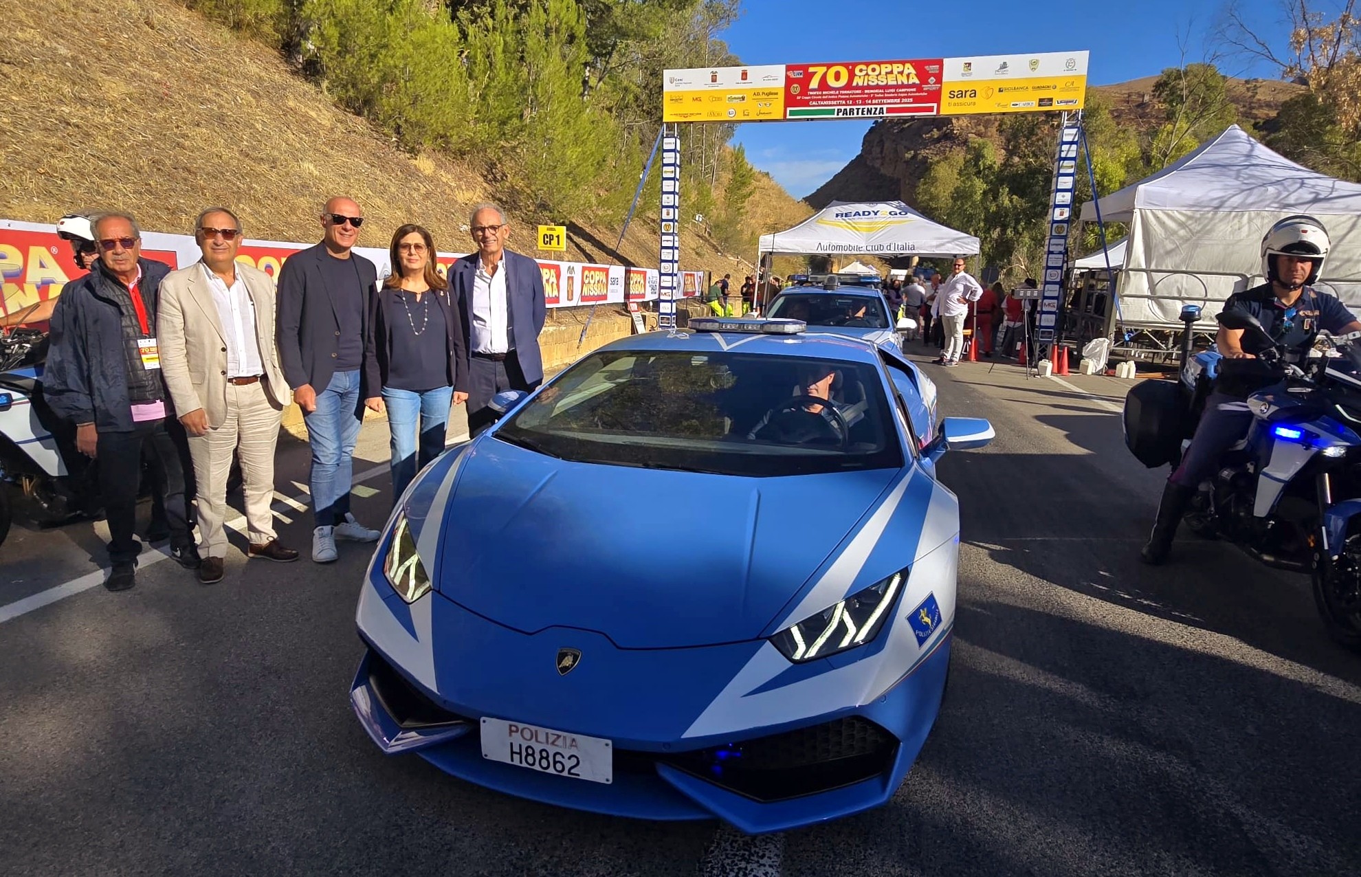 Caltanissetta. Il Questore alla partenza della 70^ Coppa Nissena dove è presente la Lamborghini Huracan della Polizia di Stato