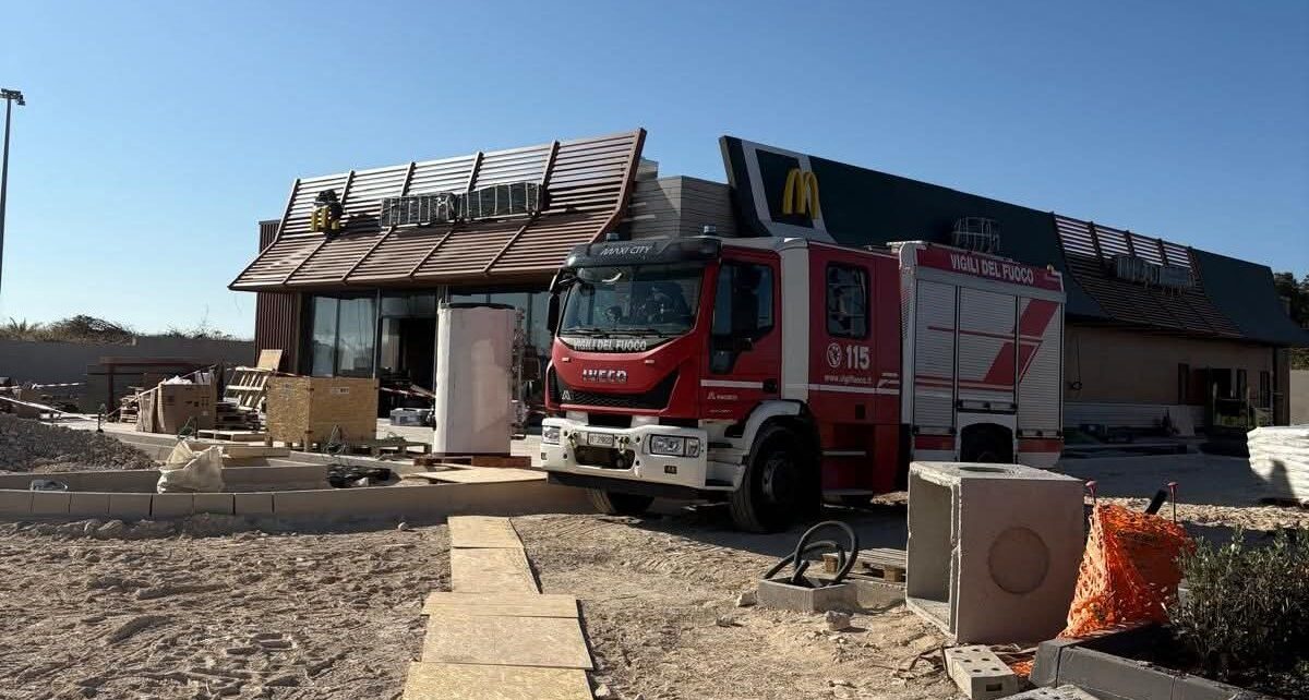 Incendio al nuovo McDonald’s di Ragusa, danni e indagini