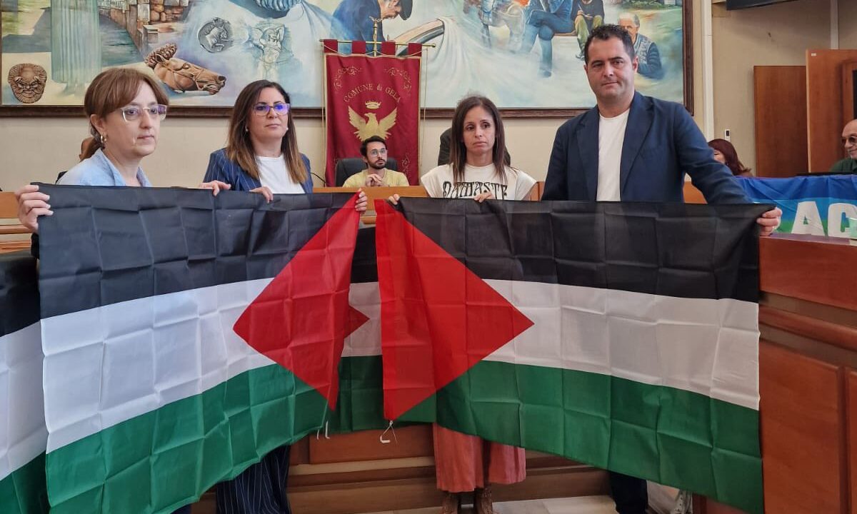 Bandiera della Palestina esposta nel Municipio a Gela
