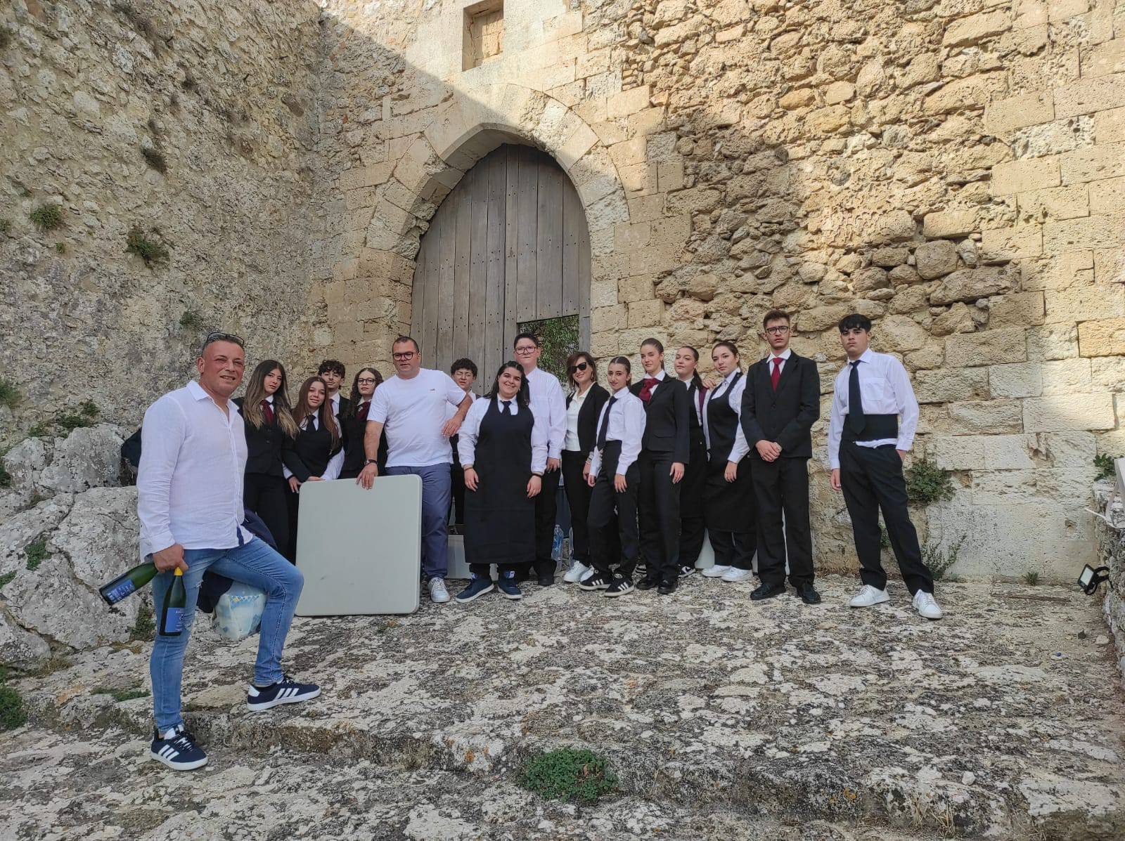 Mussomeli, studenti dell’Alberghiero operativi ed “accoglienti” nelle sale del Castello Manfredonico. La visita del Comandante regionale GdF Manna