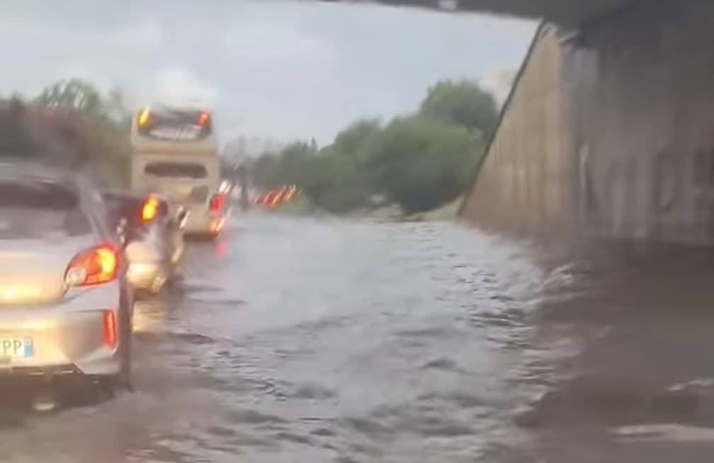 Cade per strada a Palermo durante il nubifragio e viene travolto da un mezzo, 64enne in gravi condizioni