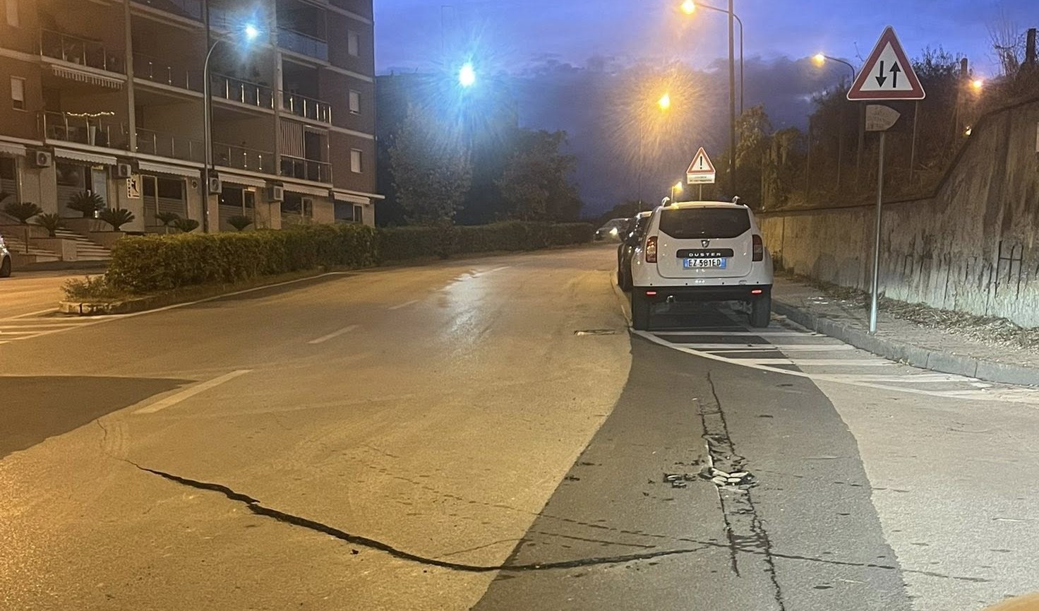 Caltanissetta. Segnalazione su via Ferdinando I. L’amministrazione comunale: “Solo un deterioramento del manto stradale”