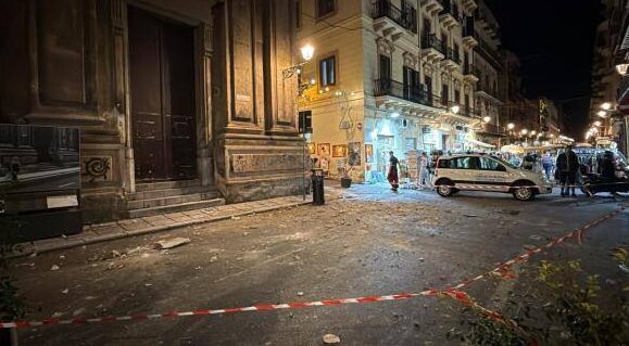 Crolla parte del cornicione della chiesa di Santa Ninfa a Palermo, ferita una turista